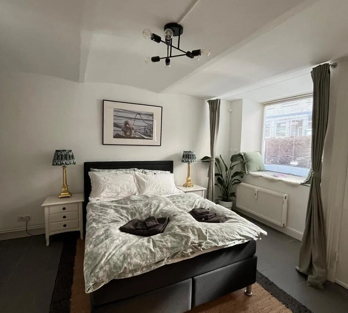 Charmante Souterrain Altbau Wohnung In Alsternaehe ハンブルク